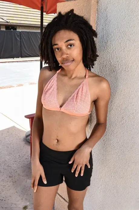 Olivia Green, la belle beauté noire, dévoile ses petits seins et écarte sa chatte épilée