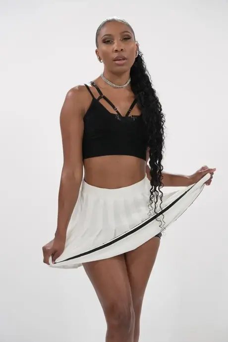 Olivia Jay, la mamá negra caliente, muestra su delicioso trasero antes de tomar una polla en un glory hole