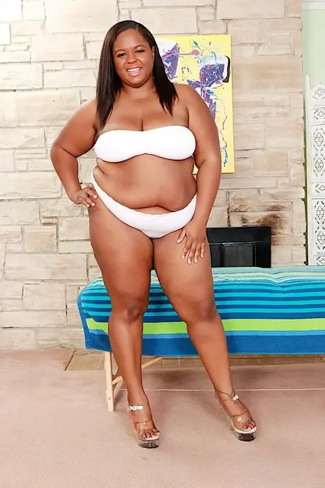 Olivia Leigh, en sort SSBBW, tager sin todelte badedragt af før en masturbationssession
