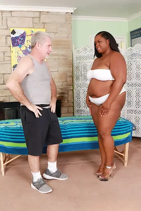 Olivia Leigh，一位黑人SSBBW，在自慰前脱下她的两件式泳衣
