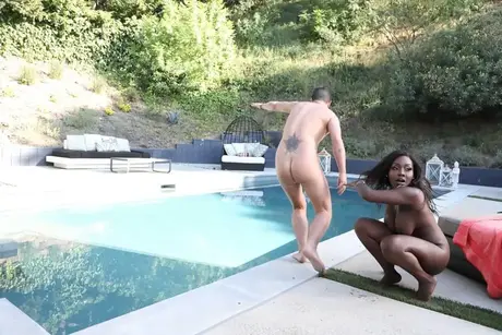 Osa Lovely, ebony mom in witte badpak, heeft buitenluchtseks met haar Kaukasische stiefzoon