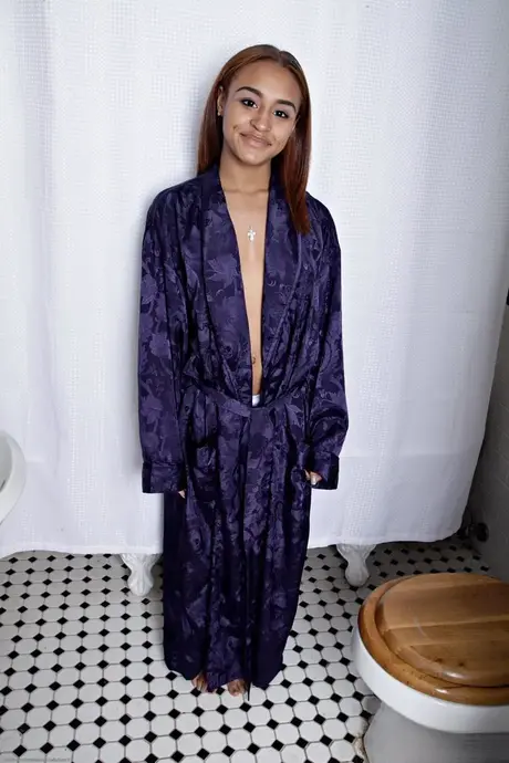 娇小黑人性感少女Nami Dahlia展示她的小胸并玩弄自己的小穴