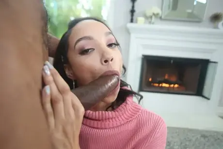 Zierliche Latina Alexis Tae verehrt und reitet einen BBC am Kamin