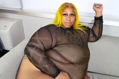 Plush Plum, tmavá SSBBW, předvádí svůj ohromný zadek v tangách