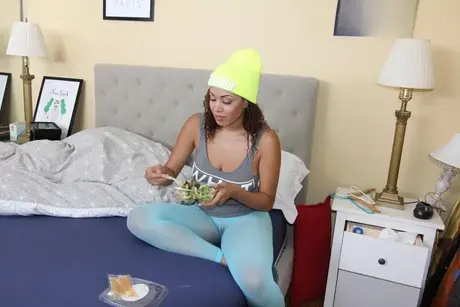 Serena Ali rijdt op de enorme lul van haar man met gescheurde panty