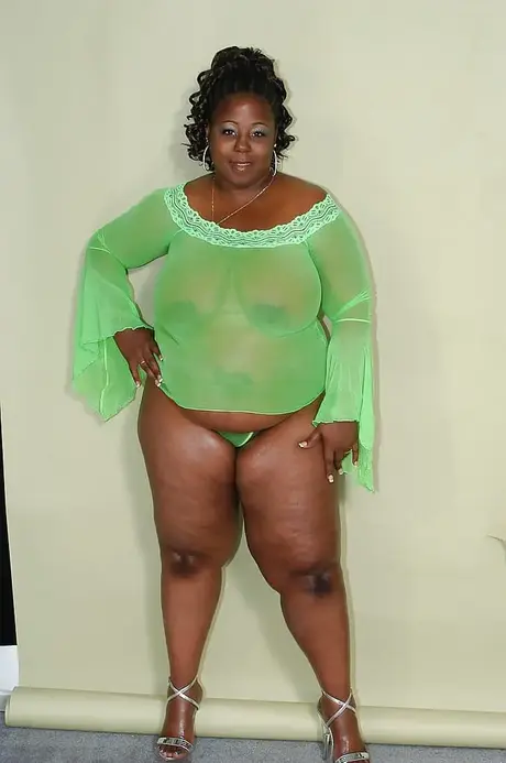 Sexy mørkhudet BBW i høye hæler som avslører sine fyldige kurver