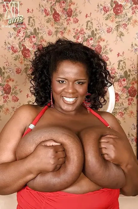 Shar Nitzapanus, die wunderschöne schwarze BBW, präsentiert ihre gewaltigen Brüste