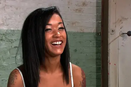 Skin Diamond、可愛い黒檀の美女が、タトゥーの入った体型と小さな胸を披露