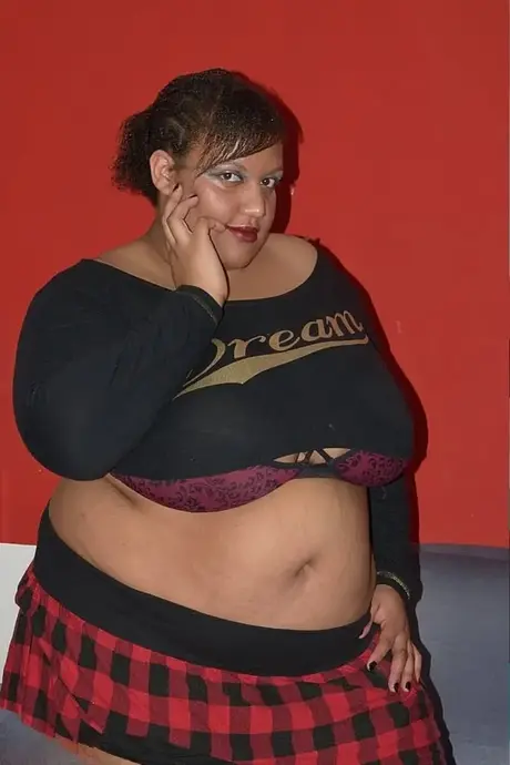SSBBBW Curvybunnyb rækker rundt om sin tykke mave for at kærtegne sin vagina
