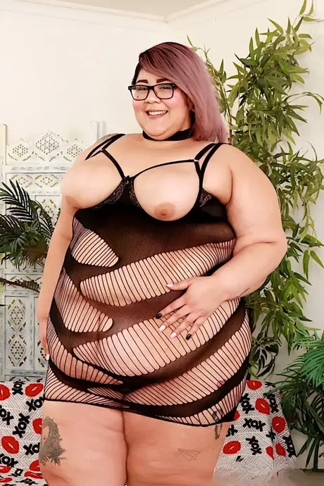 SSBBWのCrystal BlueがメッシュランジェリーとTバックを脱いで股間をこする