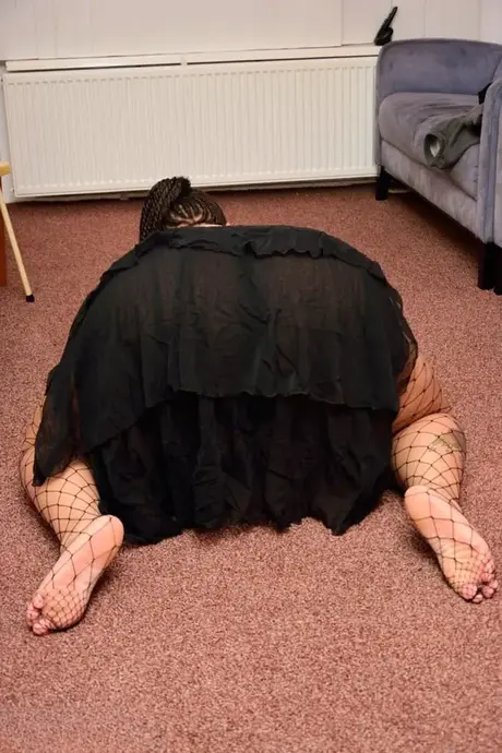 SSBBW v masce odhaluje svá obrovská povislá prsa a masivní zadek