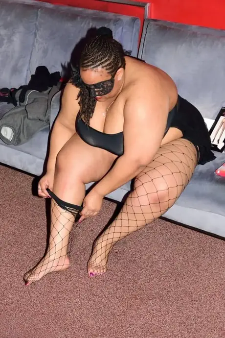 SSBBW v masce odhaluje svá obrovská povislá prsa a masivní zadek