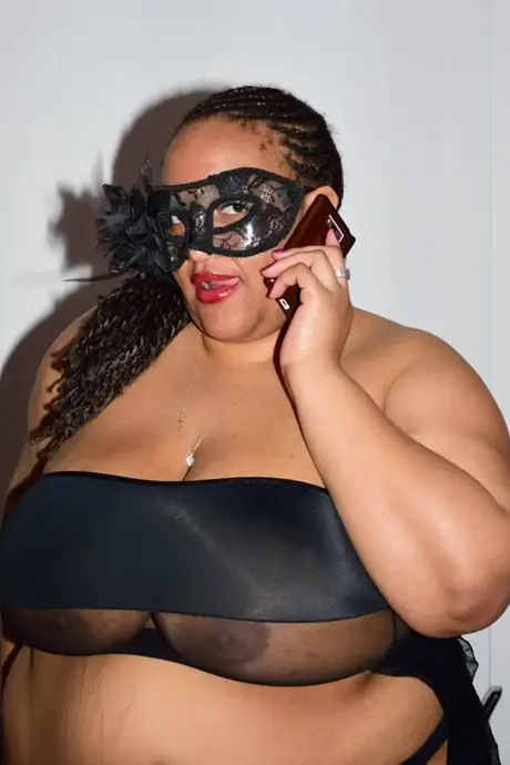 SSBBW v masce odhaluje svá obrovská povislá prsa a masivní zadek