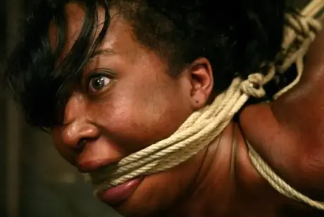 Stacey Cash, une beauté ébène aux courbes attrayantes, est ligotée et laissée attachée dans un donjon