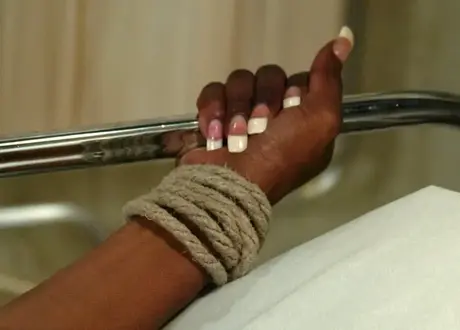Stacey Cash bundet til en hospitalseng i en lezdom-scene med DragonLily