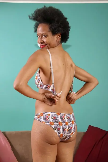 惊艳的ebony MILF Ariela在特写中张开她诱人的pussy