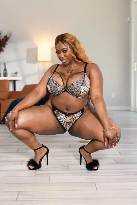 Victoria Cakes, ein blondes Ebenholz-Model, präsentiert ihre kurvige Figur und ihre große Oberweite in einer Solo-Szene