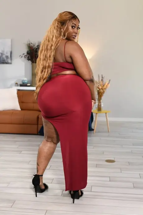 Victoria Cakes, un mannequin ébène blonde, dévoile sa silhouette pulpeuse et sa forte poitrine dans une scène en solo