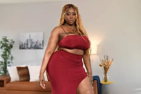 Victoria Cakes, ein blondes Ebenholz-Model, präsentiert ihre kurvige Figur und ihre große Oberweite in einer Solo-Szene