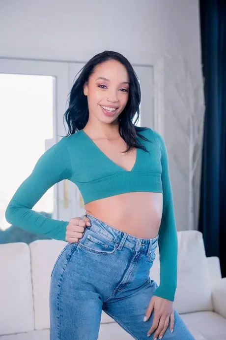 Alexis Tae, ebenová kráska, se svléká před sexuálním setkáním