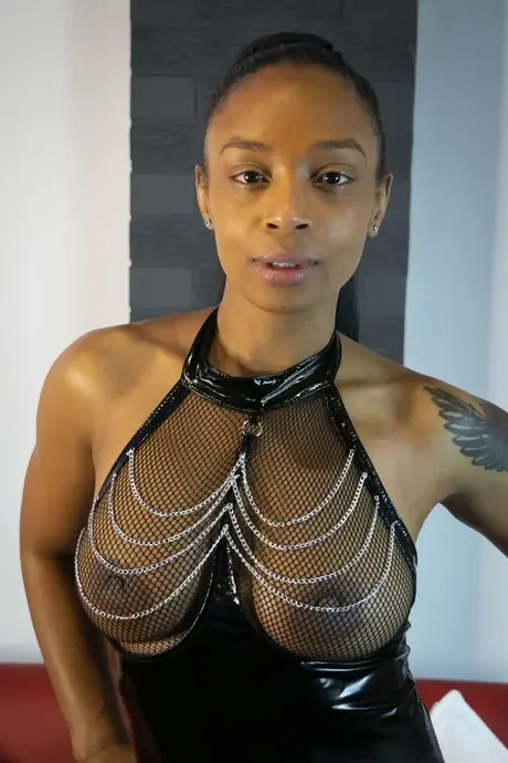 Alicia Rhodes: ebony modelka v průhledném topu a nadkolenních botách