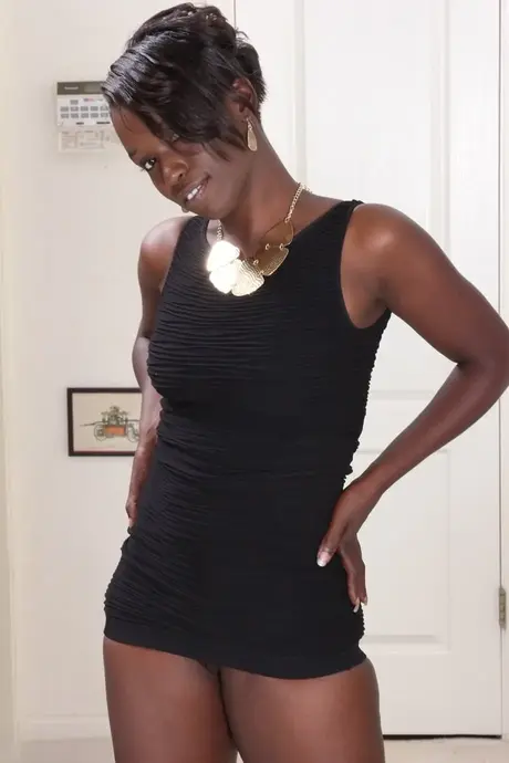 Půvabná černošská MILF Sayanna Monroe ukazuje zblízka svou chutnou černou kundičku
