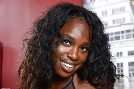 Amatorska hebanowa Black Dahlia pokazuje swój duży tyłek i cipkę