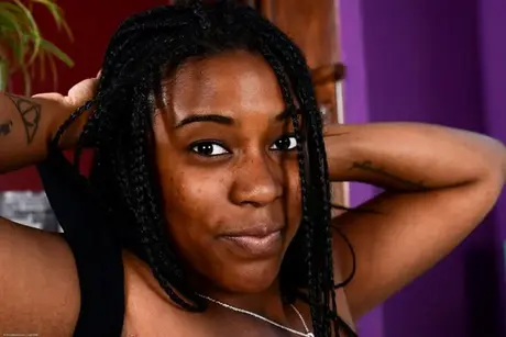 Amateur-Model Janelle Taylor zeigt ihre Brüste, bevor sie sich komplett auszieht