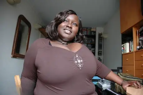 Amatérská modelka s ebenovou pletí Mariana Kodjo předvádí svá velká prsa v detailním záběru