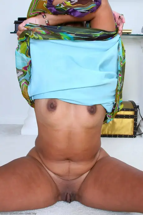 L'amatrice ebony Stacy J mostra il suo grande culo e si strofina il clitoride in solitaria