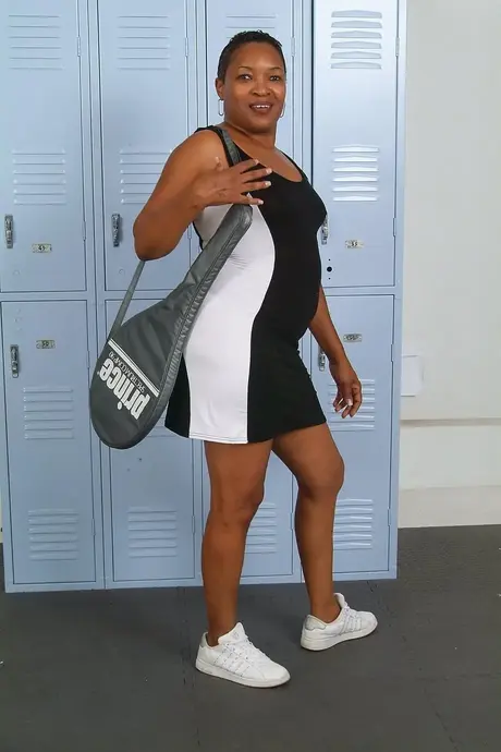 Amatérská tenistka Portia s ebenovou pletí předvádí své baculaté tělo a velký zadek