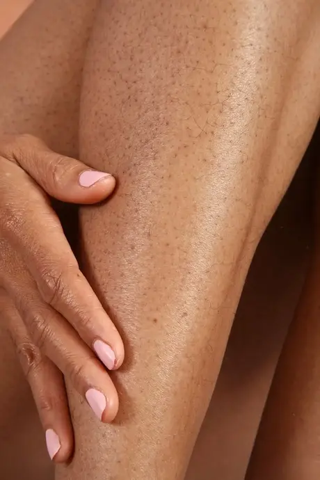 Ariela, exotická ebony MILF v brýlích, odhaluje chlupatou kundu a sexy nohy