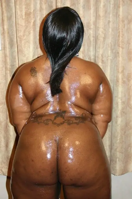 BBBW muestra su físico aceitado antes de actos sexuales entre personas negras