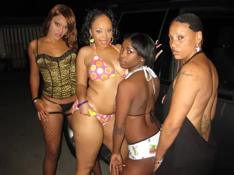 Des femmes noires en sexe POV avec un homme noir, du sperme s'écoulant de leurs bouches