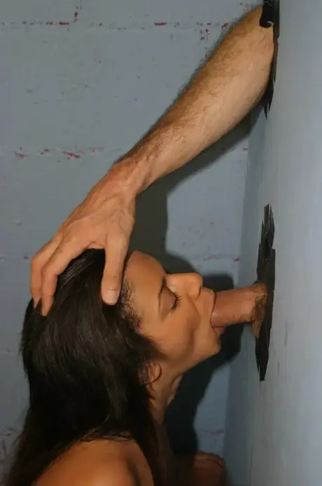 Prsatá ebenová kráska Alexis Silver provádí orální sex přes gloryhole v koupelně