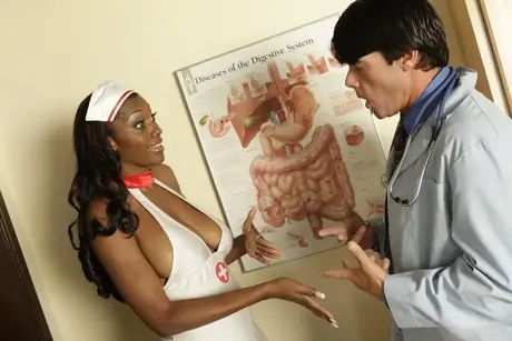 L'infirmière noire aux gros seins Nyomi Banxxx se fait pilonner et le médecin arrose ses gros seins