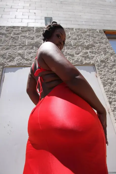 Den kurvige jamaicaneren Aryana Starr gir en het titfuck og rir en stor kuk