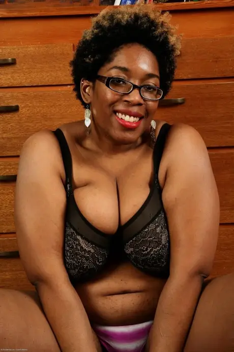La MILF negra rellenita Misty se abre su coño peludo tras un striptease