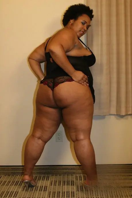 La bombe ébène pulpeuse Kitten aguiche dans un striptease sexy, montrant son superbe cul
