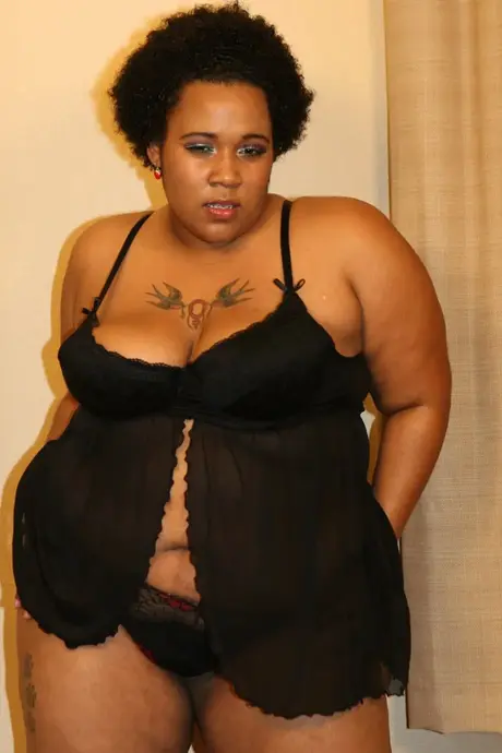 Kyprá ebenová bomba Kitten svádí v sexy striptýzu a ukazuje svůj skvělý zadek