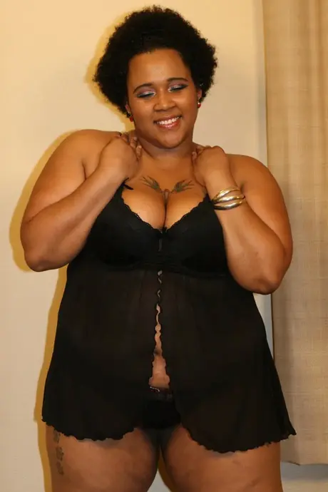La bombe ébène pulpeuse Kitten aguiche dans un striptease sexy, montrant son superbe cul