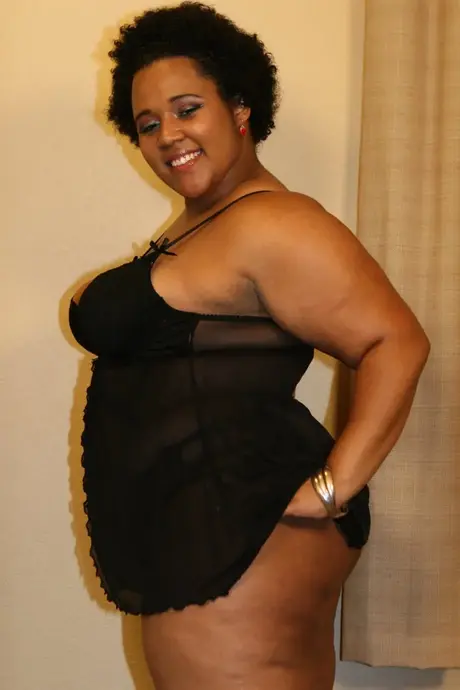 La bombe ébène pulpeuse Kitten aguiche dans un striptease sexy, montrant son superbe cul