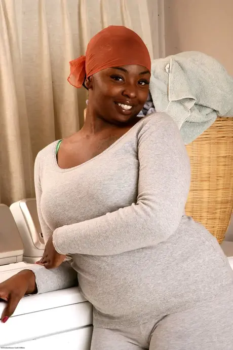 Pulchna ebony Chocolate pokazuje swoją krągłą sylwetkę i rozchyla swoją pussy