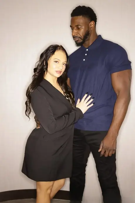 Kurviga bombshell Lexi Sample njuter av en stor svart kuk efter att ha sugit den