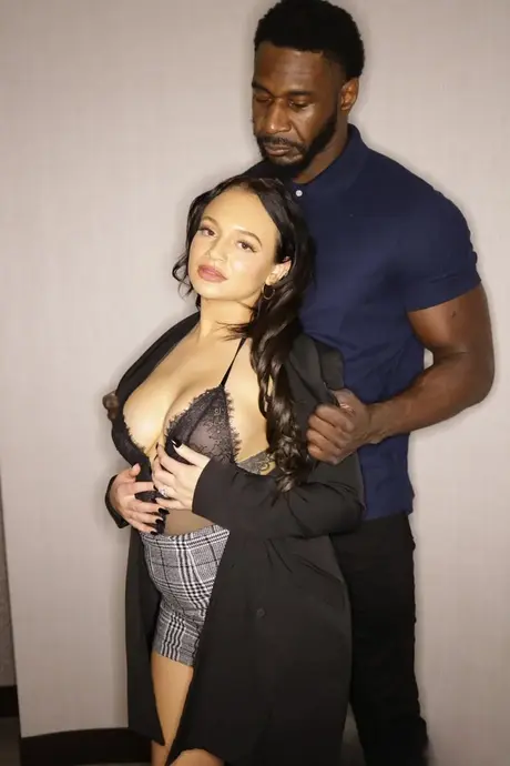 Kurviga bombshell Lexi Sample njuter av en stor svart kuk efter att ha sugit den