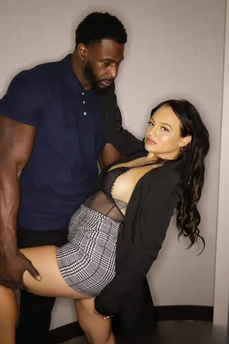 Kurviga bombshell Lexi Sample njuter av en stor svart kuk efter att ha sugit den