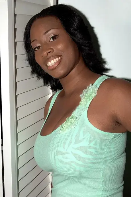 Danesha Marquel pokazuje swoje duże piersi i pośladki podczas przebierania się w tym solowym ebony materiale