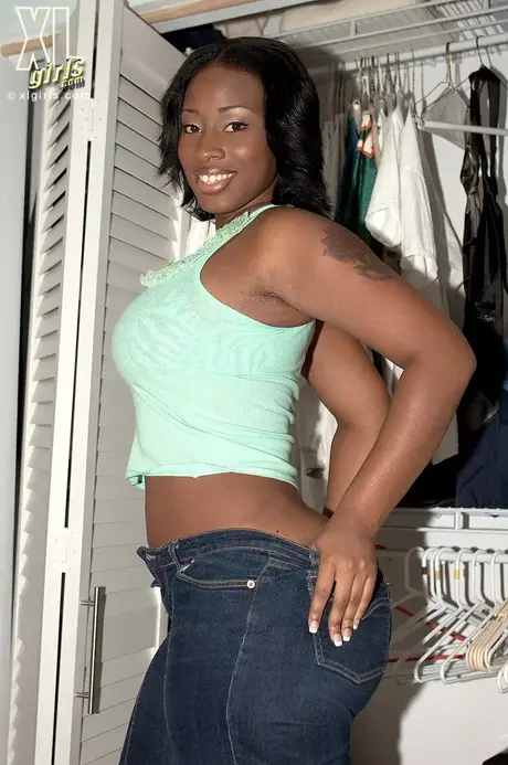 Danesha Marquel pokazuje swoje duże piersi i pośladki podczas przebierania się w tym solowym ebony materiale