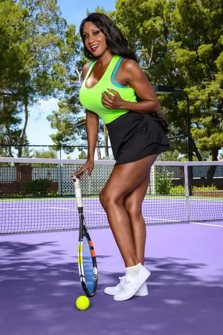 Diamond Jackson, de MILF met grote borsten, spreidt haar hete kont naakt op de tennisbaan