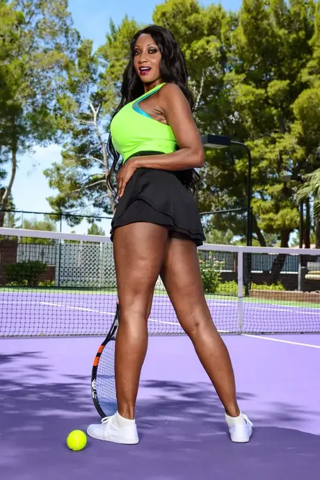 Diamond Jackson, de MILF met grote borsten, spreidt haar hete kont naakt op de tennisbaan